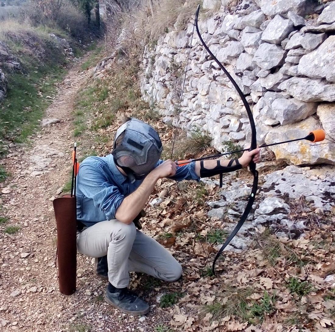 Archer accroupi qui vise