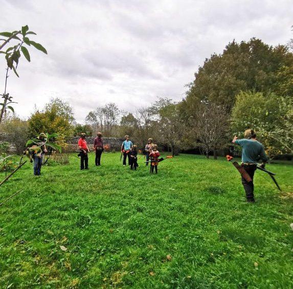 Partie en cours sur un terrain herbeux