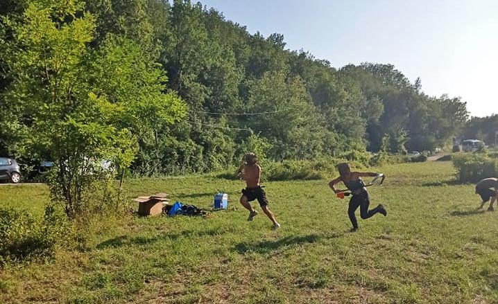 Joueurs qui courent sur le terrain